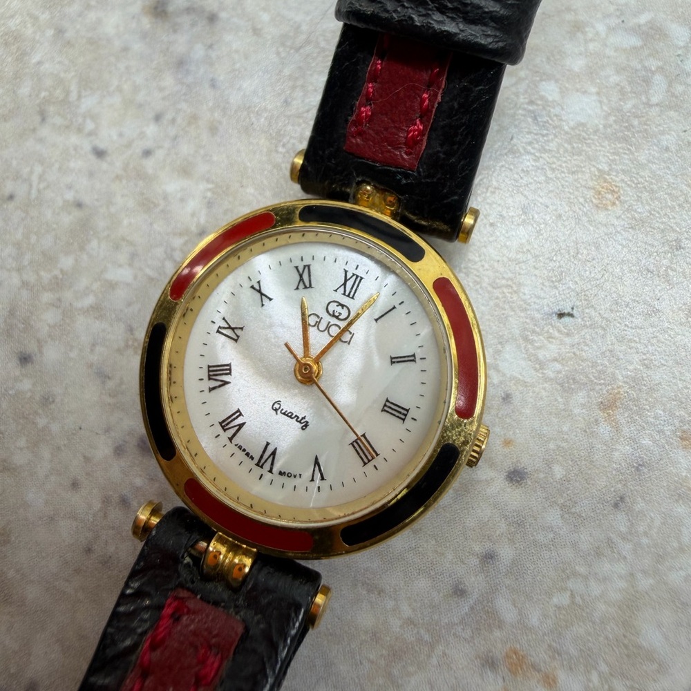 Gucci Black and Red Women's Watch vintage rare mother of pearl face - Picture 9 of 9